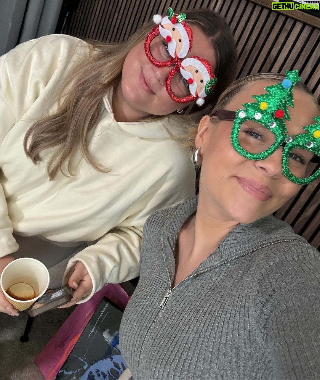 Dagi Bee Instagram - Weekly recap die 50 ✨ Video 1 : Sparklyyyy Nails für Weihnachten 🎄 Foto 2 : Spiegel Selfies never dissapoint Foto 3 : @tinadzialas & ich in Weihnachtsstimmung bei @kaffeemitzitrone Foto 4 : @23hours shooting day 📸 Foto 5 : hab das Foto mit der Brille gemacht?!?!!!? Video 6 : @kimcaramella kam & siegte ☔️ Foto 7 : 23HOURS Weihnschtsfeier mit allen Künstlern bei @topgolfoberhausen Foto 8 : your fav pilates girlies @lenimariee 🧘🏼♀️ Foto 9 : schöne Häuser 🫶🏼 Foto 10 : interne 23HOURS Weihnachtsfeier im @doxhyatt ( schaut mal aufs Dessert ✨ )