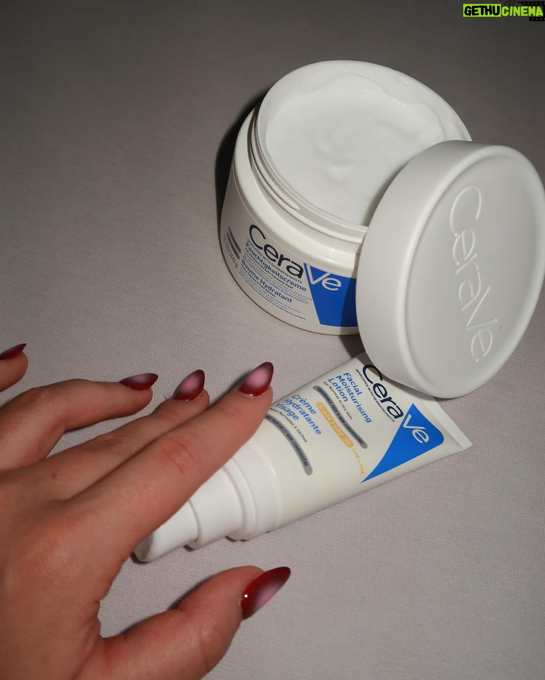 Dagi Bee Instagram - w e r b u n g | Im Winter ist es bei der Kälte besonders wichtig, die empfindliche Haut gut zu pflegen. ☁️❄️Dabei helfen die mit Dermatologen entwickelten Pflegeprodukte von @CeraVe_de, die die Hautschutzbarriere stärken und die Haut optimal mit Feuchtigkeit versorgen. 🤍 Damit auch Deine Haut in dieser Zeit optimal mit Feuchtigkeit versorgt wird, verlosen wir 3 x CeraVe Hautschutzpakete Was Du dafür tun musst: Einfach diesen Post liken & Kommentieren 🤍 Der Gewinner wird Montag, den 18.12. um 18 Uhr hier bekannt gegeben. ✨ Schau gerne auch bei @cerave_de vorbei ☁️ #cerave #ceraveliebe #ceravedeutschland #skincare #ceravepartner #ceraveskincare #developedwithderms #moisturizelikeaderm Gewonnen haben @jill.hfn @_hras @ja.asmiin Ihr werdet von @nohype kontaktiert