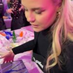 Dagi Bee Instagram - week #49 - nur noch 3 Wochen, dann ist das Jahr schon zu Ende 🥹 soll ich diese dumps nächstes Jahr weiterführen ? 🤍 Foto 1 : unser neues @23hours Musiclabel office 🥹🤍 Foto 2 : rainy shooting days ☔️ Foto 3 : Nelio mit meinem ugly Christmas Sweater 😭♥️ Foto 4 : Some glam ✨ Foto 5 : @tinadzialas & meine inoffizielle Weihnachtsfeier 🎄✨ Foto 6 : Drink & paint Video 7 : unsere Interpretationen unserer Kunstwerke 🧑🏼‍🎨🎨 Foto 8 : Pornstar martinis 4ever & ever 🍸 Foto 9 : Random Selfie ☁️ Foto 10 : die sporty era geht weiter & weiter 💪🏼