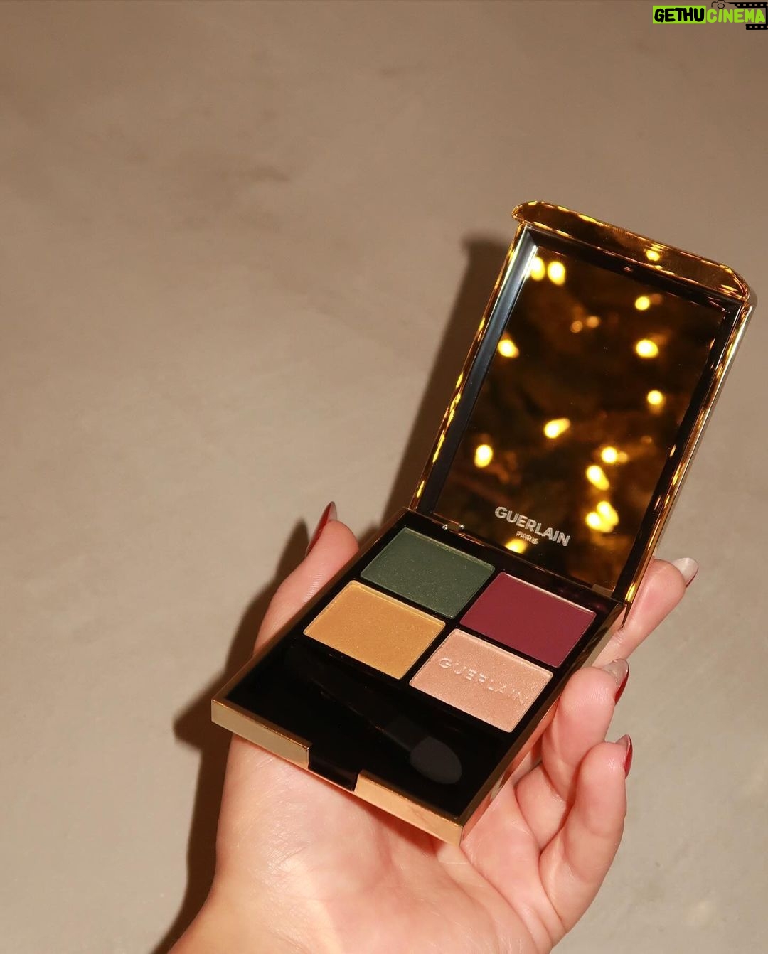 Dagi Bee Instagram - w e r b u n g | My favorite color is CHRISTMAS 🎄✨ Ich trage hier die neue Palette aus der CHRISTMAS COLLECTION von @guerlain. We love! 🫶🏼 Mit den Code : GUERLAINSANTA bekommt ihr ab einem Bestellwert von 100€ ein kostenloses Kosmetiktäschchen, sowie eine Duft-Miniatur gratis zum Einkauf bei #guerlain mit dazu ♥️