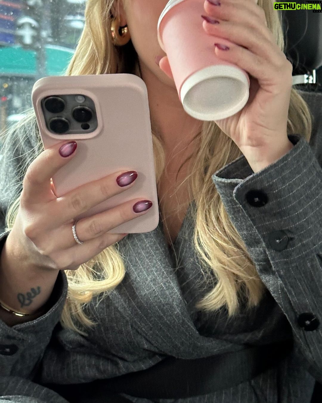 Dagi Bee Instagram - attachment : 10 images ✨ Weekly recap #48 Foto 1 : Aufzugselfies will never stop 🙅🏼♀️ Foto 2 : New nailssss who dis Foto 3 : New nailssss who dis 2.0 Foto 4 : Neues brumm brumm ( würde Nelio sagen ) 🥹 Foto 5 : Berlin für 4 Tage ✨ Foto 6 : Hotel selfcare for mommy Foto 7 : Dinner for 3 🤌🏼 @dr.emi @about_sush Video 8 : 1Live 👑 bts 🥲 Foto 9 : After 1Live 👑 Aufzugselfie Foto 10 : the best time = Neli time 🥹