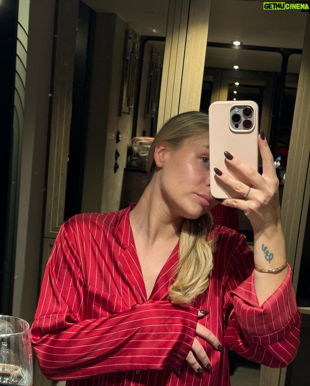 Dagi Bee Instagram - attachment : 10 images ✨ Weekly recap #48 Foto 1 : Aufzugselfies will never stop 🙅🏼♀️ Foto 2 : New nailssss who dis Foto 3 : New nailssss who dis 2.0 Foto 4 : Neues brumm brumm ( würde Nelio sagen ) 🥹 Foto 5 : Berlin für 4 Tage ✨ Foto 6 : Hotel selfcare for mommy Foto 7 : Dinner for 3 🤌🏼 @dr.emi @about_sush Video 8 : 1Live 👑 bts 🥲 Foto 9 : After 1Live 👑 Aufzugselfie Foto 10 : the best time = Neli time 🥹