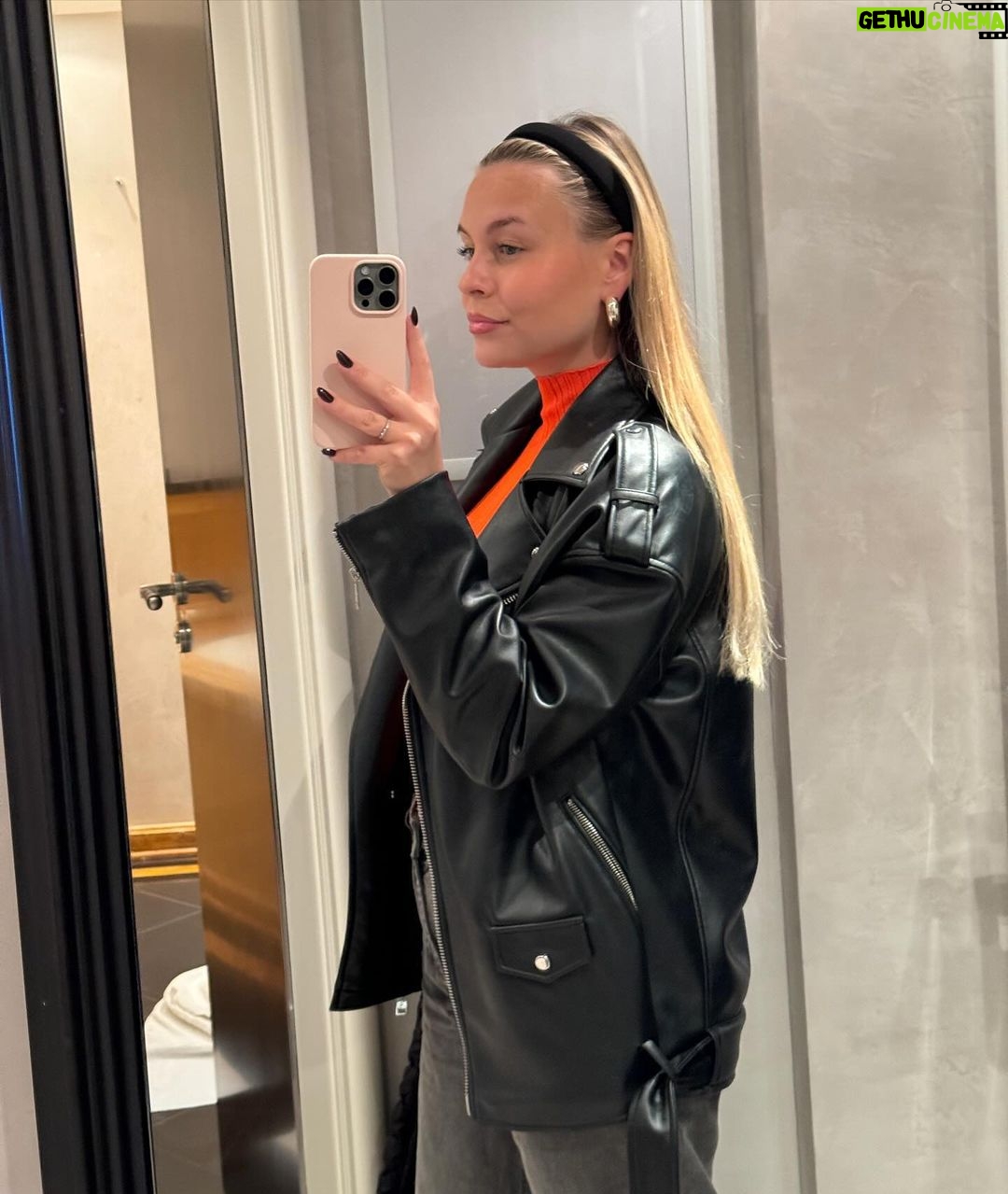 Dagi Bee Instagram - Previously on my Camera Roll - week #46 ✨ Foto 1 : Hotel aesthetic 😌✨ @bayerischerhof_munich Foto 2 : Quick mirror Selfie before Dinner 🤍 Foto 3 : wer schön sein will, muss halt manchmal die Luft anhalten Foto 4 : Bambi fittings Foto 5 : First time spinning with @lenimariee Foto 6 : Dagi in her Sportyyy era Foto 7 : rtl Spendenmarathon - spenden sammeln für Kinder in Not 💕 Foto 8 : breakki Goals 😮💨 Video 9 : on the way to GLAM the Carpet ✨ Video 10 : TTEOBOKKI LIEBE 🤤