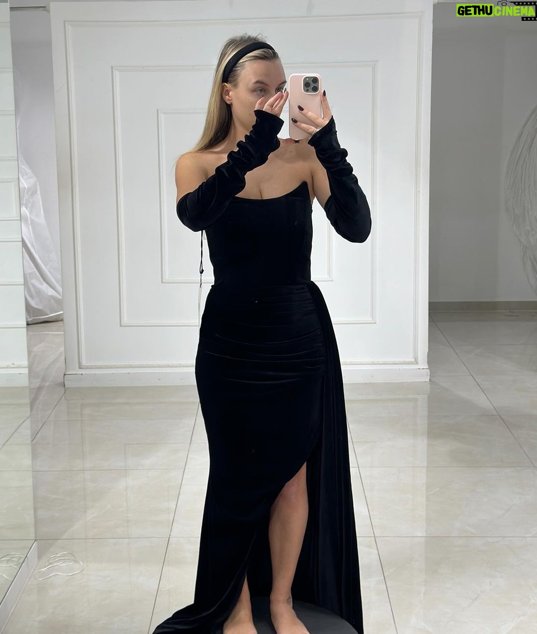 Dagi Bee Instagram - Previously on my Camera Roll - week #46 ✨ Foto 1 : Hotel aesthetic 😌✨ @bayerischerhof_munich Foto 2 : Quick mirror Selfie before Dinner 🤍 Foto 3 : wer schön sein will, muss halt manchmal die Luft anhalten Foto 4 : Bambi fittings Foto 5 : First time spinning with @lenimariee Foto 6 : Dagi in her Sportyyy era Foto 7 : rtl Spendenmarathon - spenden sammeln für Kinder in Not 💕 Foto 8 : breakki Goals 😮💨 Video 9 : on the way to GLAM the Carpet ✨ Video 10 : TTEOBOKKI LIEBE 🤤