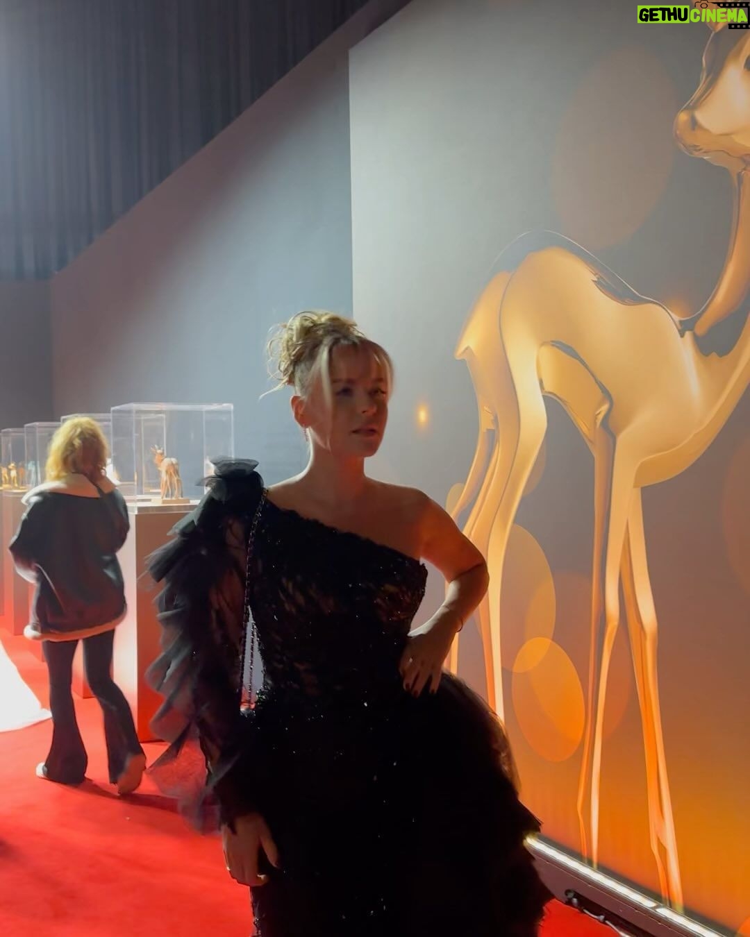 Dagi Bee Instagram - It was a pleasure @bambi_awards ✨ ( Das letzte Foto war mein Mood der Aftershow Party 💃) Munich, Germany