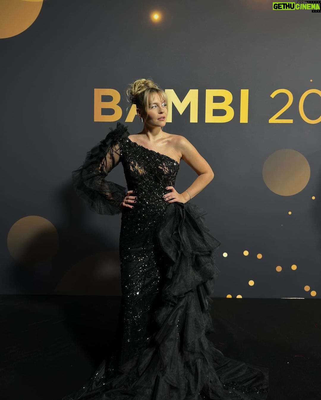 Dagi Bee Instagram - It was a pleasure @bambi_awards ✨ ( Das letzte Foto war mein Mood der Aftershow Party 💃) Munich, Germany