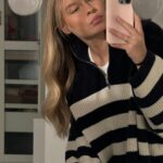 Dagi Bee Instagram – My last weeks recap #44 💕

Foto 1 : Familytime = Qualitytime 💕
Foto 2 : Goal : ab jetzt immer frische Blumen Zuhause ☑️🌸
Foto 3 : Mirrorselfie ( Pulli ist btw. Von LeGer )
Foto 4 : @kaffeemitzitrone Aufnahme-day 
Foto 5 : musste kurz Probe stehen fürs Licht 
Foto 6 : Lunch Date mit @tinadzialas 🤍
Foto 7 : so langsam will ich den Pony doch nicht mehr los werden 🙈
Foto 8 : Details von @owies_drink POP UP STORE 🥹
Foto 9 : schon sehr stolz 🥹💕
Foto 10 : wir sehen uns im Store im CentrO, Oberhausen ✨