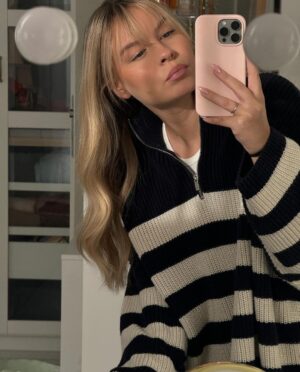 Dagi Bee Instagram - My last weeks recap #44 💕

Foto 1 : Familytime = Qualitytime 💕
Foto 2 : Goal : ab jetzt immer frische Blumen Zuhause ☑️🌸
Foto 3 : Mirrorselfie ( Pulli ist btw. Von LeGer )
Foto 4 : @kaffeemitzitrone Aufnahme-day 
Foto 5 : musste kurz Probe stehen fürs Licht 
Foto 6 : Lunch Date mit @tinadzialas 🤍
Foto 7 : so langsam will ich den Pony doch nicht mehr los werden 🙈
Foto 8 : Details von @owies_drink POP UP STORE 🥹
Foto 9 : schon sehr stolz 🥹💕
Foto 10 : wir sehen uns im Store im CentrO, Oberhausen ✨
