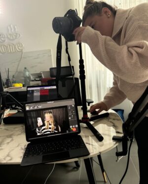 Dagi Bee Instagram - My last weeks recap #44 💕

Foto 1 : Familytime = Qualitytime 💕
Foto 2 : Goal : ab jetzt immer frische Blumen Zuhause ☑️🌸
Foto 3 : Mirrorselfie ( Pulli ist btw. Von LeGer )
Foto 4 : @kaffeemitzitrone Aufnahme-day 
Foto 5 : musste kurz Probe stehen fürs Licht 
Foto 6 : Lunch Date mit @tinadzialas 🤍
Foto 7 : so langsam will ich den Pony doch nicht mehr los werden 🙈
Foto 8 : Details von @owies_drink POP UP STORE 🥹
Foto 9 : schon sehr stolz 🥹💕
Foto 10 : wir sehen uns im Store im CentrO, Oberhausen ✨