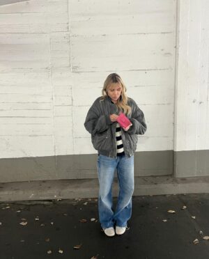 Dagi Bee Instagram - My last weeks recap #44 💕

Foto 1 : Familytime = Qualitytime 💕
Foto 2 : Goal : ab jetzt immer frische Blumen Zuhause ☑️🌸
Foto 3 : Mirrorselfie ( Pulli ist btw. Von LeGer )
Foto 4 : @kaffeemitzitrone Aufnahme-day 
Foto 5 : musste kurz Probe stehen fürs Licht 
Foto 6 : Lunch Date mit @tinadzialas 🤍
Foto 7 : so langsam will ich den Pony doch nicht mehr los werden 🙈
Foto 8 : Details von @owies_drink POP UP STORE 🥹
Foto 9 : schon sehr stolz 🥹💕
Foto 10 : wir sehen uns im Store im CentrO, Oberhausen ✨