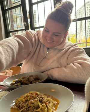Dagi Bee Instagram - My last weeks recap #44 💕

Foto 1 : Familytime = Qualitytime 💕
Foto 2 : Goal : ab jetzt immer frische Blumen Zuhause ☑️🌸
Foto 3 : Mirrorselfie ( Pulli ist btw. Von LeGer )
Foto 4 : @kaffeemitzitrone Aufnahme-day 
Foto 5 : musste kurz Probe stehen fürs Licht 
Foto 6 : Lunch Date mit @tinadzialas 🤍
Foto 7 : so langsam will ich den Pony doch nicht mehr los werden 🙈
Foto 8 : Details von @owies_drink POP UP STORE 🥹
Foto 9 : schon sehr stolz 🥹💕
Foto 10 : wir sehen uns im Store im CentrO, Oberhausen ✨