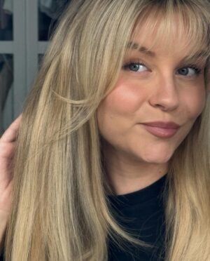 Dagi Bee Instagram - My last weeks recap #44 💕

Foto 1 : Familytime = Qualitytime 💕
Foto 2 : Goal : ab jetzt immer frische Blumen Zuhause ☑️🌸
Foto 3 : Mirrorselfie ( Pulli ist btw. Von LeGer )
Foto 4 : @kaffeemitzitrone Aufnahme-day 
Foto 5 : musste kurz Probe stehen fürs Licht 
Foto 6 : Lunch Date mit @tinadzialas 🤍
Foto 7 : so langsam will ich den Pony doch nicht mehr los werden 🙈
Foto 8 : Details von @owies_drink POP UP STORE 🥹
Foto 9 : schon sehr stolz 🥹💕
Foto 10 : wir sehen uns im Store im CentrO, Oberhausen ✨