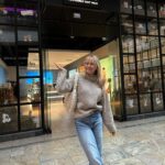 Dagi Bee Instagram - My last weeks recap #44 💕 Foto 1 : Familytime = Qualitytime 💕 Foto 2 : Goal : ab jetzt immer frische Blumen Zuhause ☑️🌸 Foto 3 : Mirrorselfie ( Pulli ist btw. Von LeGer ) Foto 4 : @kaffeemitzitrone Aufnahme-day Foto 5 : musste kurz Probe stehen fürs Licht Foto 6 : Lunch Date mit @tinadzialas 🤍 Foto 7 : so langsam will ich den Pony doch nicht mehr los werden 🙈 Foto 8 : Details von @owies_drink POP UP STORE 🥹 Foto 9 : schon sehr stolz 🥹💕 Foto 10 : wir sehen uns im Store im CentrO, Oberhausen ✨
