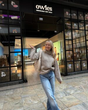 Dagi Bee Instagram - My last weeks recap #44 💕

Foto 1 : Familytime = Qualitytime 💕
Foto 2 : Goal : ab jetzt immer frische Blumen Zuhause ☑️🌸
Foto 3 : Mirrorselfie ( Pulli ist btw. Von LeGer )
Foto 4 : @kaffeemitzitrone Aufnahme-day 
Foto 5 : musste kurz Probe stehen fürs Licht 
Foto 6 : Lunch Date mit @tinadzialas 🤍
Foto 7 : so langsam will ich den Pony doch nicht mehr los werden 🙈
Foto 8 : Details von @owies_drink POP UP STORE 🥹
Foto 9 : schon sehr stolz 🥹💕
Foto 10 : wir sehen uns im Store im CentrO, Oberhausen ✨