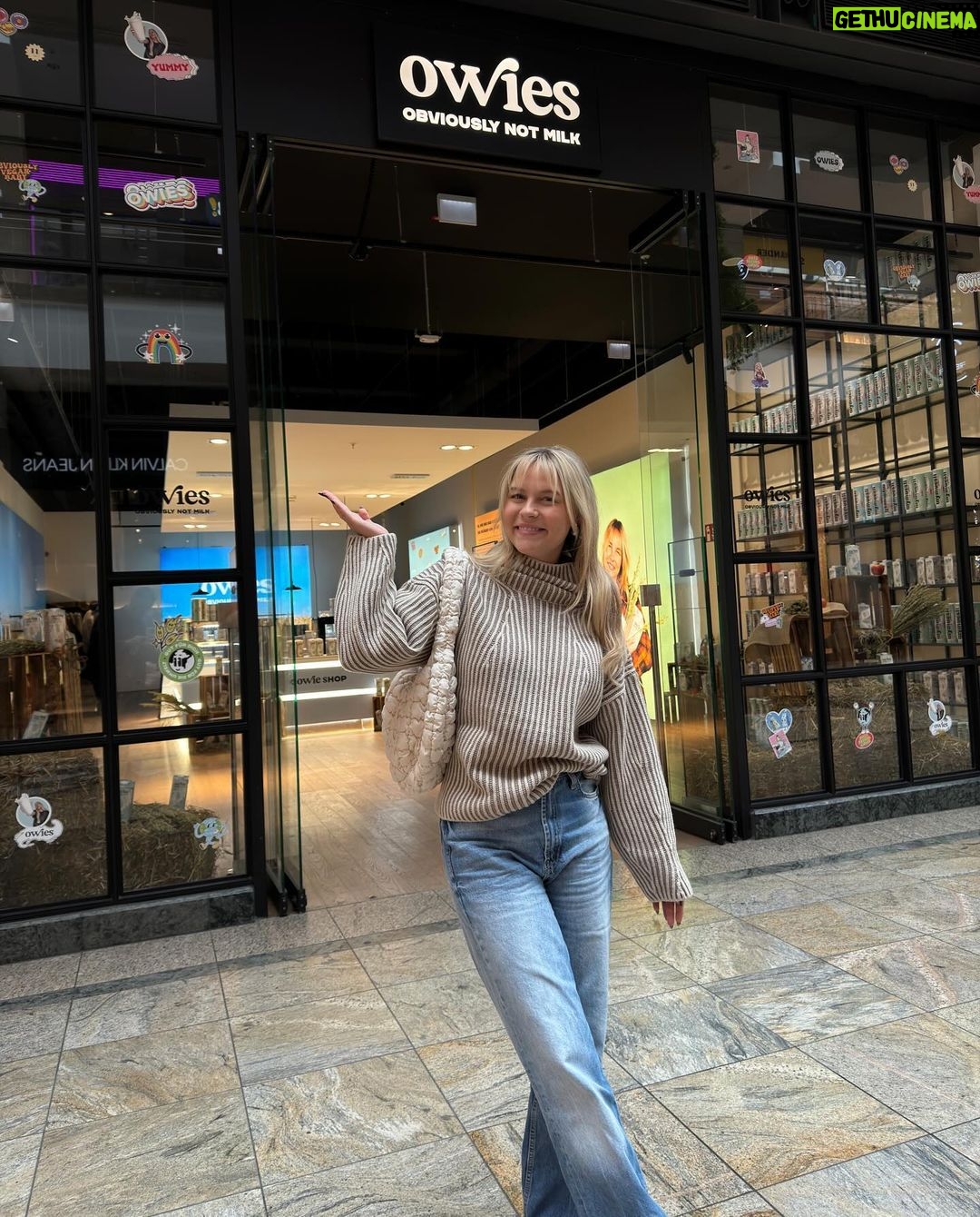 Dagi Bee - 159K Likes - My last weeks recap #44 💕
Foto 1 : Familytime = Qualitytime 💕
Foto 2 : Goal : ab jetzt immer frische Blumen Zuhause ☑️🌸
Foto 3 : Mirrorselfie ( Pulli ist btw. Von LeGer )
Foto 4 : @kaffeemitzitrone Aufnahme-day
Foto 5 : musste kurz Probe stehen fürs Licht
Foto 6 : Lunch Date mit @tinadzialas 🤍
Foto 7 : so langsam will ich den Pony doch nicht mehr los werden 🙈
Foto 8 : Details von @owies_drink POP UP STORE 🥹
Foto 9 : schon sehr stolz 🥹💕
Foto 10 : wir sehen uns im Store im CentrO, Oberhausen ✨