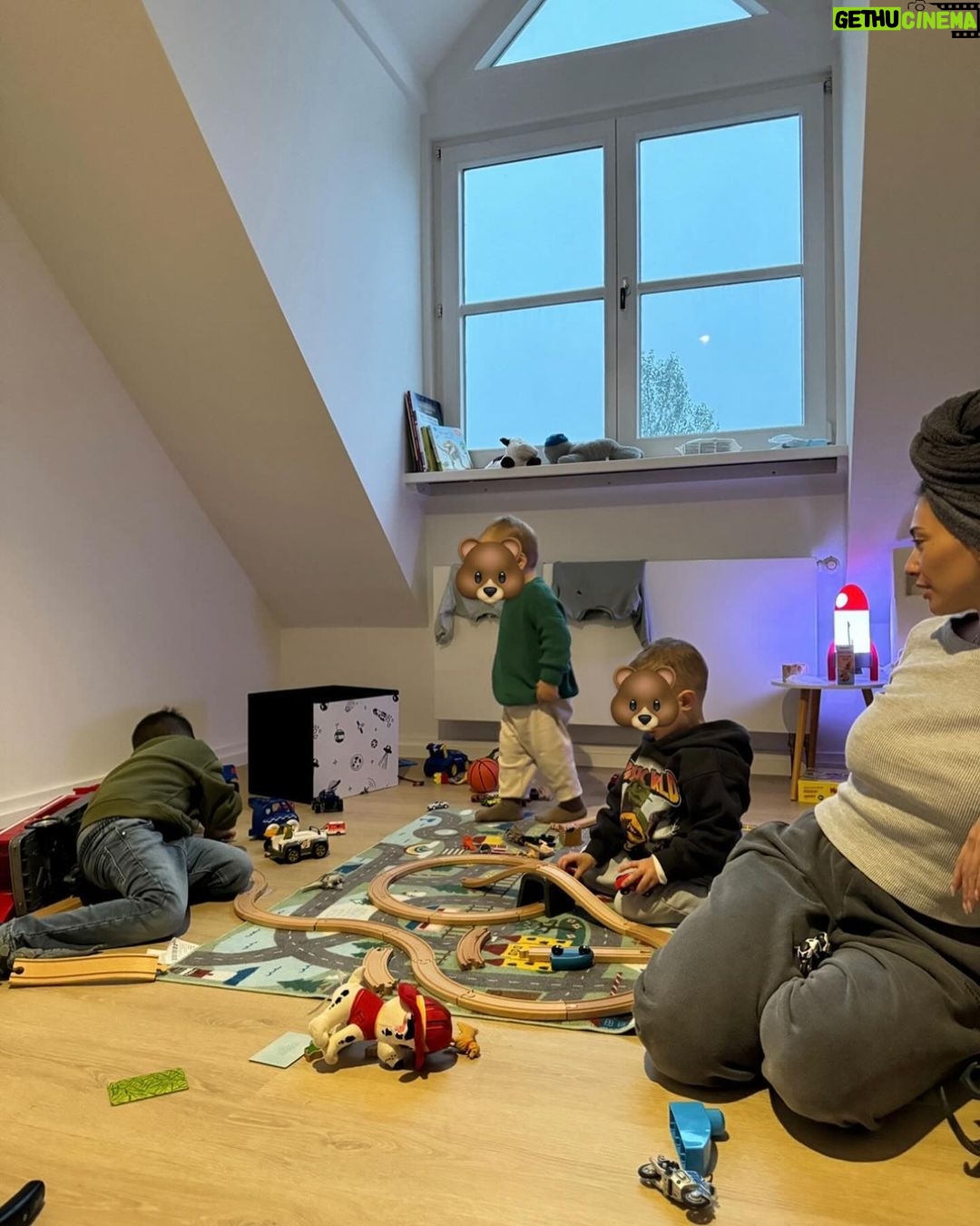 Dagi Bee Instagram - Meine Woche vor 2 Wochen #43 🫠😂 Alles ein bisschen durcheinander geraten .. Foto 1 : Meine Mama hat bei so einem Hinmel immer gesagt „Die Engel backen plätzchen“ 🥹 Foto 2 : mein kleiner Entdecker 🤍 Foto 3 : beste neapolitanische Pizza Düsseldorfs 🍕 Foto 4 : zu Besuch bei @paola & den Boys 🥹 Foto 5 : only cOWIES 🤌🏼✨ Foto 6 : Pop-up Location scouting Foto 7 : smileys 💕 Foto 8 : Dziadek & Babcia 🕊️🤍 Foto 9 : polska Food >>>> Foto 10 : Schuh-shooping für Nelio ✨