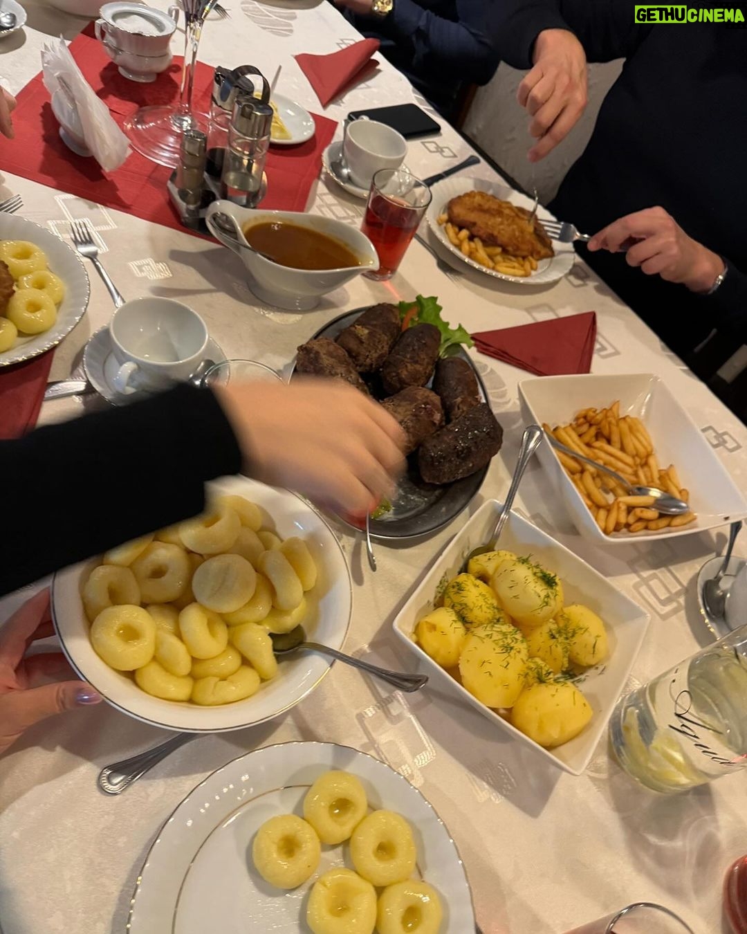 Dagi Bee Instagram - Meine Woche vor 2 Wochen #43 🫠😂 Alles ein bisschen durcheinander geraten .. Foto 1 : Meine Mama hat bei so einem Hinmel immer gesagt „Die Engel backen plätzchen“ 🥹 Foto 2 : mein kleiner Entdecker 🤍 Foto 3 : beste neapolitanische Pizza Düsseldorfs 🍕 Foto 4 : zu Besuch bei @paola & den Boys 🥹 Foto 5 : only cOWIES 🤌🏼✨ Foto 6 : Pop-up Location scouting Foto 7 : smileys 💕 Foto 8 : Dziadek & Babcia 🕊️🤍 Foto 9 : polska Food >>>> Foto 10 : Schuh-shooping für Nelio ✨