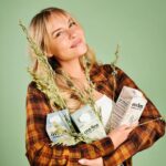 Dagi Bee Instagram - anzeige | Say HELLO to @owies_drink 🥛🌾🤍 Nach fast 2 Jahren Arbeit ist unser Haferdrink OWIES endlich erhältlich auf OWIES.de 🥹 In diesem Produkt steckt so viel Liebe & Arbeit drin .. und ihr seid auch ein SO großer Teil davon! Ihr habt nicht nur die finale Farbe für die ZERO Edition ausgewählt, sondern, 3 aus der Community haben sich mit Ihren Zeichnungen auf allen Sorten verewigen könne! 😍 @owies_drink ist UNSER gemeinsamer Haferdrink! 🤍 Ab sofort könnt ihr exklusiv OWIES im Bundle bestellen, ab November findet Ihr uns in Oberhausen CentrO im eigenen POP-UP Store - und ab 2024 auch im Einzelhandel. ✨ #owies #haferdrink #obviouslynotmilk