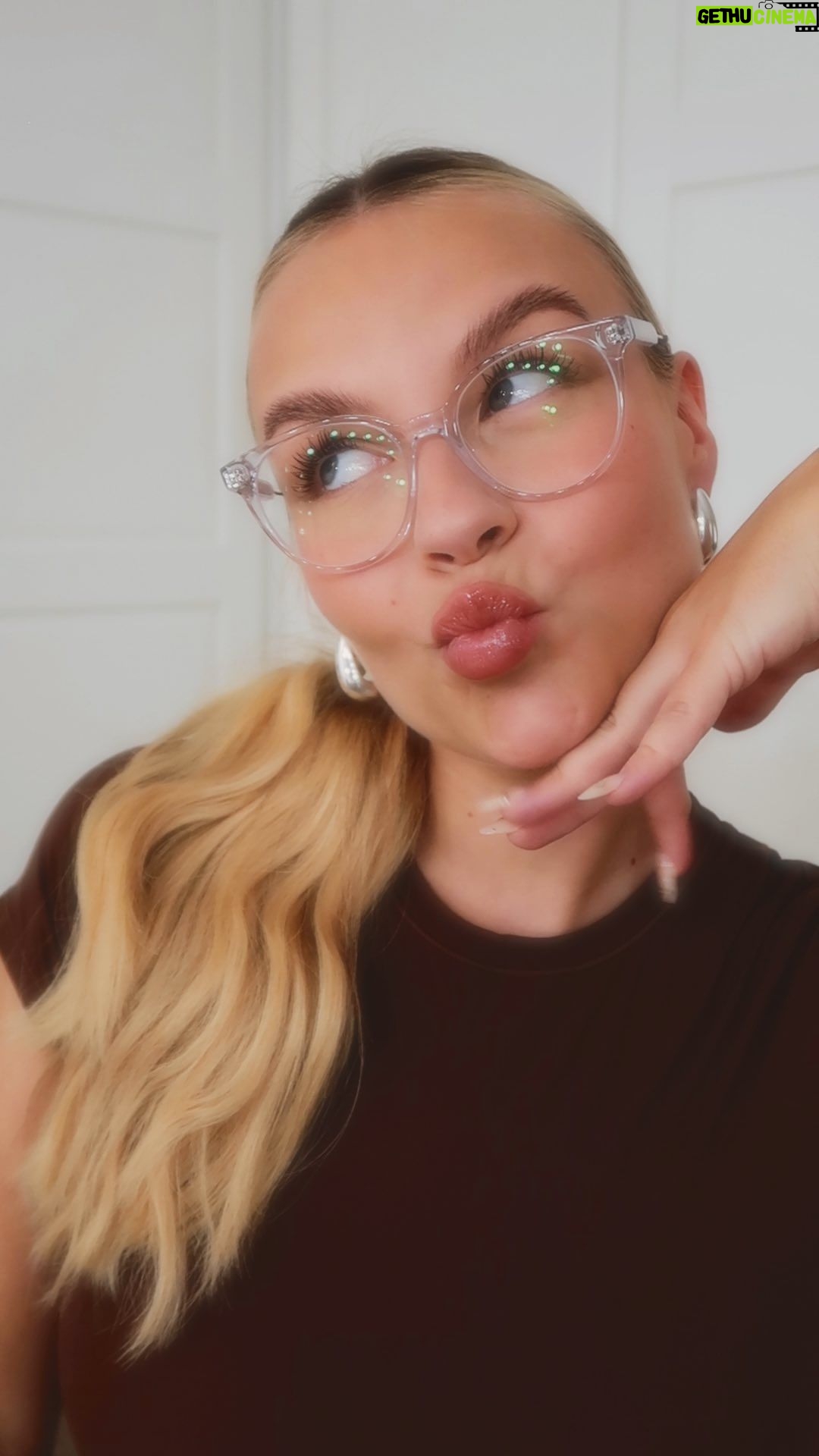 Dagi Bee Instagram - werbung | TRY ON HAUL meiner eigenen @misterspex_offical Collection 👓✨🫶🏼 Hier seht ihr mal alle Brillen getragen an mir - wir haben insgesamt 2 Modelle ( twentyone & twentythree ) mit 9 verschiedenen Farb- & Metallkombinationen. Ich liebe sie ALLE! 🫶🏼 Mit meinem Code : 20DAGI bekommt Ihr bis zum 03.11 20% Rabat auf alle Produkte ( Brillen, Sonnenbrillen & Kontaktlinsen ) im @misterspex_offical Onlineshop & in den Stores! Viel spaß beim Shoppen 💕 #misterspex #misterspexmoment