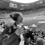 Dagi Bee Instagram - Birthday week #38 💖💕💖💓💝💗 Foto 1 : Stadion Wurst & Radler im @fcbayern Stadion Foto 2 : Unser neues @kaffeemitzitrone ☕️🍋 Foto 3 : Das erste Video zum Haferdrink 🥹🥛 Video 4 : Überraschungs Bday Trip nach Antwerpen ✨ Video 5 : I’m 29 🥳 Foto 6 : family, elevator mirror selfie 💖 Foto 7 : stadium aesthetic Foto 8 : Oktoberfest 🥨🍻✨ Foto 9 : morgens halb 8 in Deutschland - auf dem Weg nach München gewesen ☺️