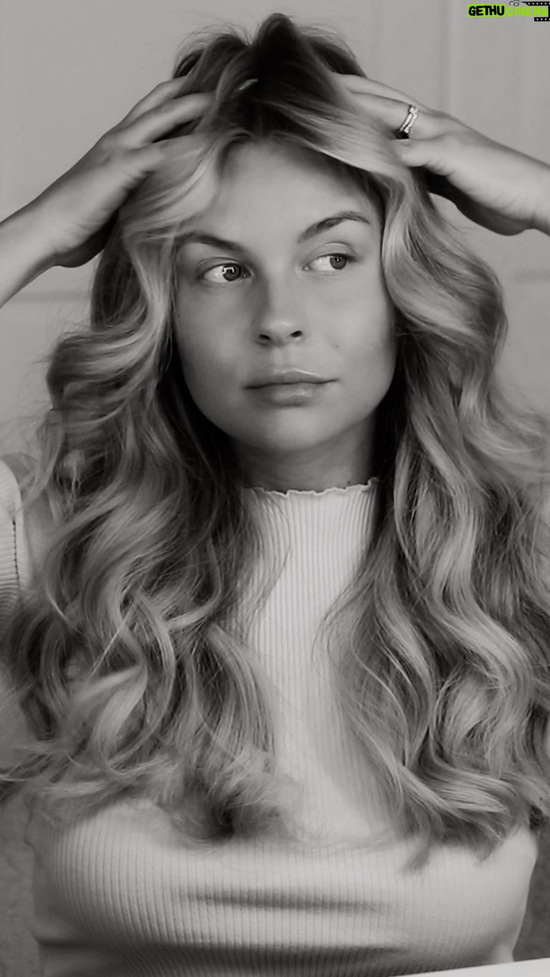 Dagi Bee Instagram - voluminous waves - step by step - tutorial ☁️ Alles was ihr dafür braucht ist : - Lockenstab mit Klemme ( meiner ist von Hot Tools ) - 2-3 Lockenwickler mit Spangen - Hitzeschutz - evtl. Volumenspray - Bürste - Haar Öl Viel Spaß beim nachstylen 🤍