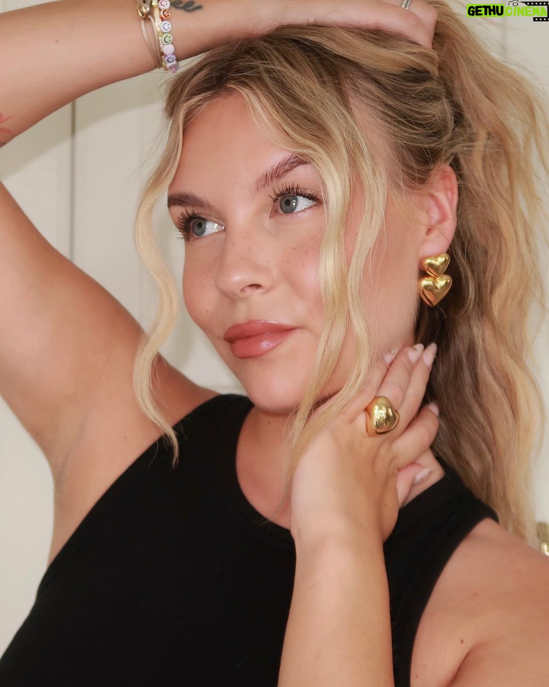 Dagi Bee Instagram - werbung | „Lipstick can‘t solve all problems, but it is a really good start.“ 💄✨ Heute steht einiges an: Wie ihr wisst, geht es bei der Hafermilch in die finale Planung für den bevorstehenden Launch 🥹, Zula geht es derzeit auch nicht so gut und benötigt besonders viele Kuscheleinheiten 🫶🏼 und noch so vieles mehr. Um meinen Alltag zu meistern und ganz nebenbei etwas schöner zu machen, trage ich heute den ROUGE G von @Guerlain in der Farbe NO.8 . 💋 Mit meinem Code : DAGIXGUERLAIN bekommst du zum Kauf von einem ROUGE G Refill und CASE in Kombination, ein stilvolles Kosmetiktäschchen von #GUERLAIN geschenkt ✨bei Guerlain.vom shoppen ✨ Was steht bei dir heute noch an? 🤍