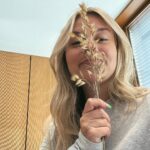 Dagi Bee Instagram - About last week #35 : Foto 1 : Die letzten Vorbereitungen für unseren Haferdrink launch laufen & könnte schreien vor Aufregung!!!!! 😭 Freut Ihr euch auch schon so ? 🥛🌾 Video 2 : Neli hat Skateboards für sich entdeckt 🛹 Foto 3 : Mein GO TO Starbies Drink von Daiiiiiii Foto 4 : Car selfies 4life Video 5 : Nelios erster Besuch beim Friseur - @diego.fossa Foto 6 : spoiled myself with my pre birthday presents ✨ Foto 7 : @23hours x @bmg_gsa x @liaze53 signing Video 8 : Haben Papi im Studio besucht Foto 9 : Berlin <33 Video 10 : ✈️☁️