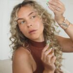 Dagi Bee Instagram - anzeige | You are gold, baby. Solid gold! ✨  Damit meine ich nicht nur dich, sondern auch das Abeille Royale Advanced Youth Watery Oil von @guerlain und die drei enthaltenen Honigsorten aus Korsika, Ikaria & Åland. 🍯🐝Gerade im Sommer darf es aufgrund der leichten Textur neben einem erfrischenden Coldbrew mit Hafermilch in meiner Selfcare-Routine nicht fehlen. Durch den Honig kann meine Haut sich schneller erholen und erhält einen ebenso goldigen Glow. ✨ Lass mich gerne in den Kommentaren wissen, welches Produkt, Getränk, etc. bei Deiner Selfcare-Routine nicht fehlen darf ? 🤍 #guerlain