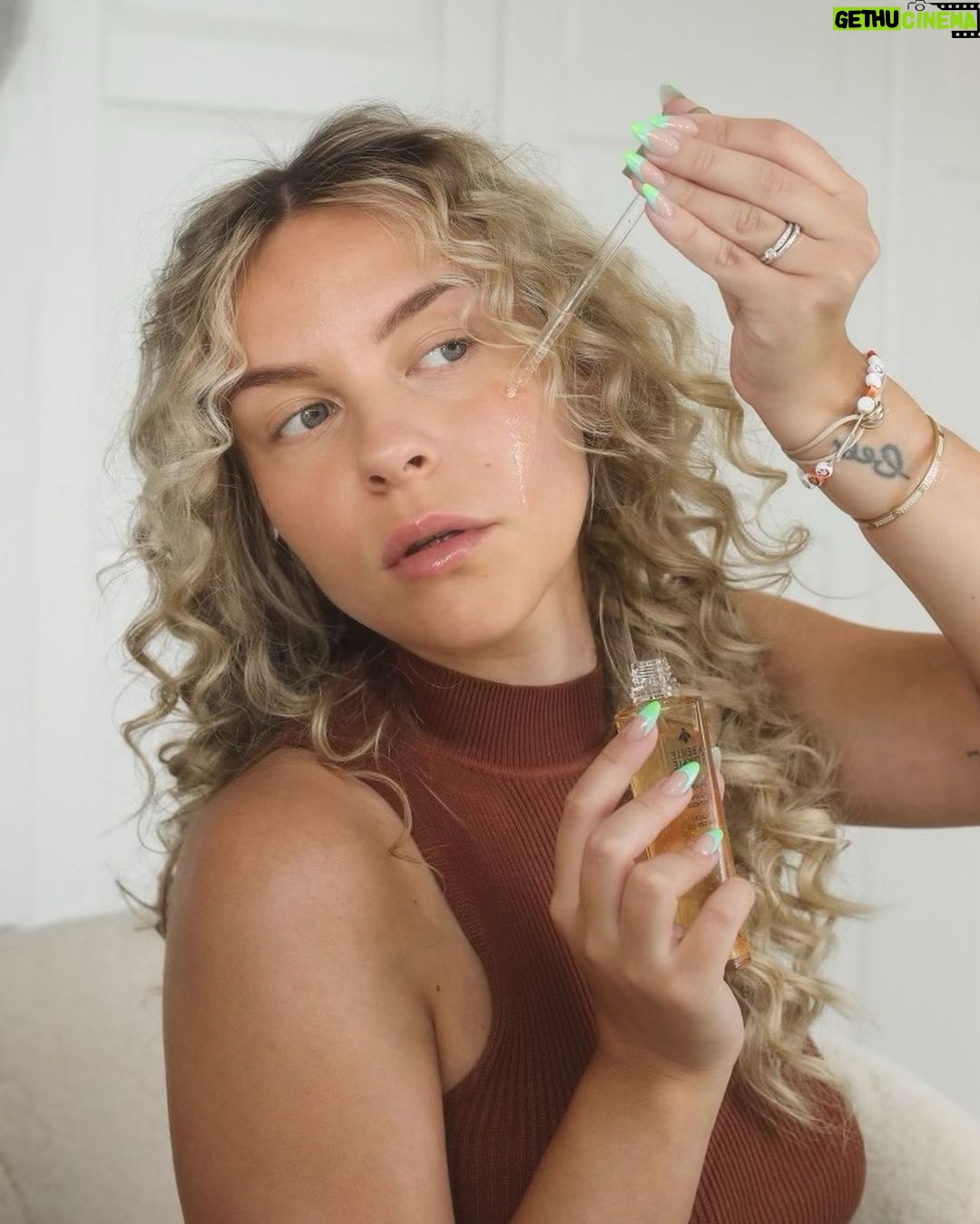 Dagi Bee Instagram - anzeige | You are gold, baby. Solid gold! ✨
Damit meine ich nicht nur dich, sondern auch das Abeille Royale Advanced Youth Watery Oil von @guerlain und die drei enthaltenen Honigsorten aus Korsika, Ikaria & Åland. 🍯🐝Gerade im Sommer darf es aufgrund der leichten Textur neben einem erfrischenden Coldbrew mit Hafermilch in meiner Selfcare-Routine nicht fehlen. Durch den Honig kann meine Haut sich schneller erholen und erhält einen ebenso goldigen Glow. ✨ Lass mich gerne in den Kommentaren wissen, welches Produkt, Getränk, etc. bei Deiner Selfcare-Routine nicht fehlen darf ? 🤍 #guerlain