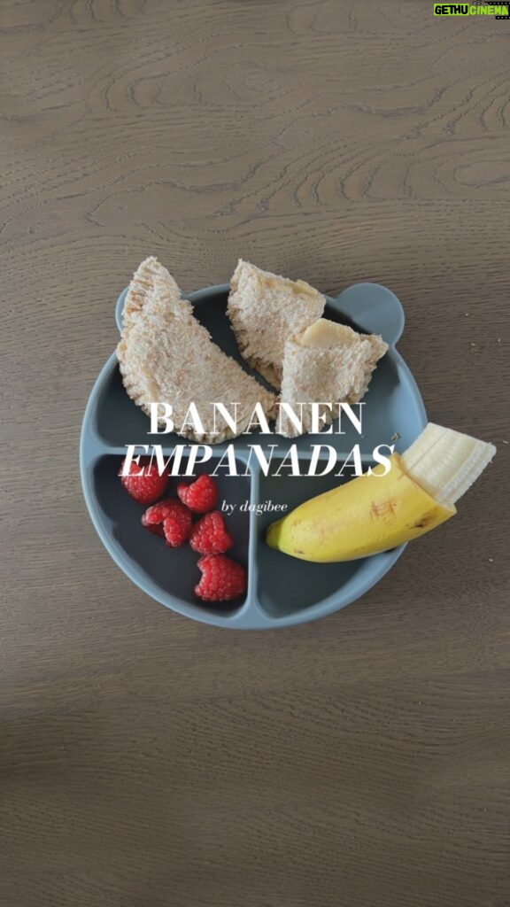 Dagi Bee Instagram - Bananen Empanadas - oder lieber Empananas? 🍌 Mit diesen wirklich kinderleichten Rezept kann ich kürzester Zeit ein super leckeres Frühstück für Nelio zubereiten. 😏 Eignet sich darüberhinaus auch als super Partysnack zum Mitbringen! 𝐙𝐮𝐭𝐚𝐭𝐞𝐧 𝐩𝐫𝐨 𝐄𝐦𝐩𝐚𝐧𝐚𝐝𝐚: - eine Scheibe Toast - zwei bis 3 dünne Bananenscheiben - einen Teelöffel Mandelmuß ( oder Apfelmuß ) 𝐙𝐮𝐛𝐞𝐫𝐞𝐢𝐭𝐮𝐧𝐠: 1. Schneide die Toastschreibe kreisrund mithilfe einer Tasse oder Glas zu (aus den Resten lassen sich super Croûtons für Salate und Suppen zaubern). 2. Bestreiche das Toast mit dem Mandelmuß. 3. Platziere die Bananenscheiben auf einer Hälfte des Toasts nebeneinander. 4. Falte die nicht belegte Hälfte über die mit den Bananescheiben. 5. Drücke die offenen Seiten leicht mit den Händen zusammen. 6. Drücke anschließend den äußeren Rand mit einer Gabel fest. 7. Lass es dir schmecken! 🤤 Lasst mir gerne wissen, welches Rezept euch bis jetzt am besten gefallen hat oder ob ihr sogar schon eins nachgemacht habt! 🤌🏼 #bananaempanadas #empanadas #blw #blwideas #babyrecipes