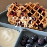 Dagi Bee Instagram – Blueberry Vanilla Waffles 🫐🧇

Die Waffeln sind nicht nur ein leckerer Start in den Tag, sondern kommen komplett ohne zusätzlichen Zuckerzusatz aus. 

𝐙𝐮𝐭𝐚𝐭𝐞𝐧 – für die Waffeln brauchst du: 
• 1 Banane
• 70-80g Haferflocken
• Zimt
• Backpulver
• 2 Eier
• mildes Öl
• Blaubeeren
• Optional: Vanille Extrakt 

𝐙𝐮𝐛𝐞𝐫𝐞𝐢𝐭𝐮𝐧𝐠:
Mische alle Zutaten, bis auf die Blaubeeren zusammen und mixe diese zu einem Teig.
Gib nachdem du das Waffeleisen eingeölt hast eine ausrechende Menge Teig in das Waffeleisen und lass sie gut durch werden. 
Richte die Waffeln nach Belieben mit frischen Blaubeeren oder Joghurt an.

Guten Appetit!