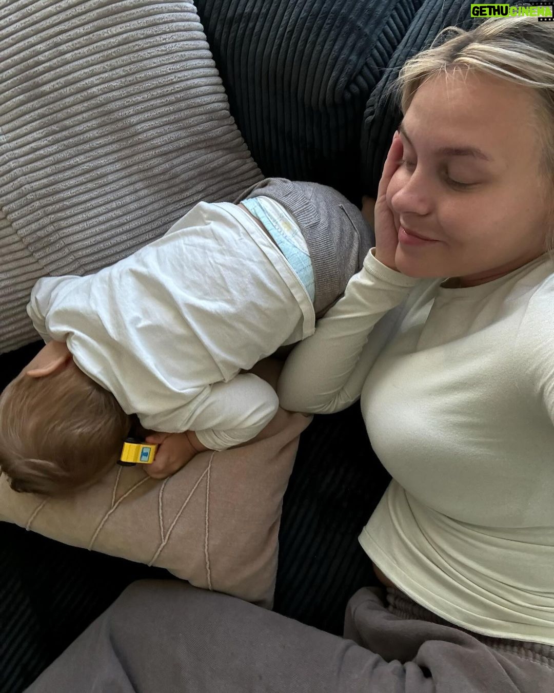 Dagi Bee Instagram - leider ist mein weekly recap von letzter Woche vergessen worden 🥲 Aber wie gut, dass ich’s trotzdem posten kann 🫡 Foto 1 : casual Autoservice ( mein Auto stand da natürlich 😅 ) Foto 2 : Playtime mit Neli 💕 Foto 3 : hotelroom aesthetics Foto 4 : morning aesthetics 🫠 Foto 5 : TRIBUTE TO BAMBI ✨ Video 6 : tubegirl but make it hotelgang Foto 7 : @dr.emiskin Release Party ✨ Foto 8 : auf der Bühne bei @babygotbusiness mit Instagram ( @thild.a ) 💕 Foto 9 : Hubby & me 💕