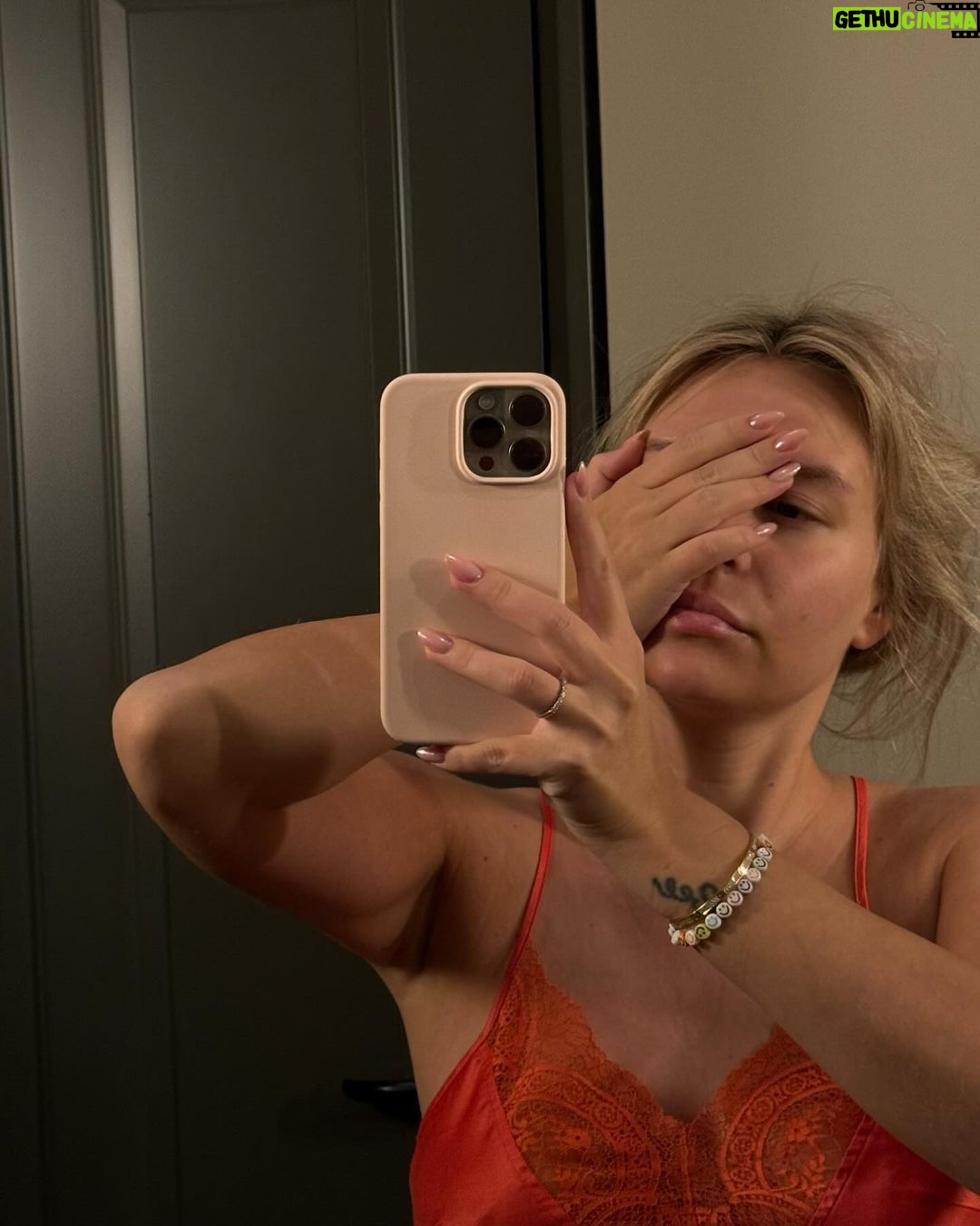 Dagi Bee Instagram - leider ist mein weekly recap von letzter Woche vergessen worden 🥲 Aber wie gut, dass ich’s trotzdem posten kann 🫡 Foto 1 : casual Autoservice ( mein Auto stand da natürlich 😅 ) Foto 2 : Playtime mit Neli 💕 Foto 3 : hotelroom aesthetics Foto 4 : morning aesthetics 🫠Foto 5 : TRIBUTE TO BAMBI ✨ Video 6 : tubegirl but make it hotelgang Foto 7 : @dr.emiskin Release Party ✨ Foto 8 : auf der Bühne bei @babygotbusiness mit Instagram ( @thild.a ) 💕 Foto 9 : Hubby & me 💕