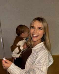 Dagi Bee Instagram - Mein Engel ist schon 2 🥹🤍 Es macht mich nichts glücklicher Nelios Mama zu sein. & jetzt bin ich auch schon 2 Jahre Mama 😭 die Zeit vergeht so schnell wow! Wir hatten einen tolle Geburtstagsparty mit Familie & engsten Freunden gestern - es hat ihm so Spaß gemacht 🫶🏼 Happy Birthday mein Leben 🤍