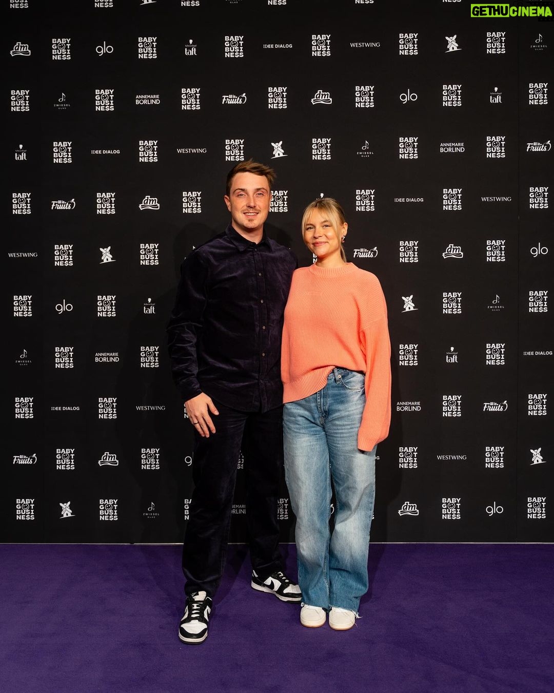 Dagi Bee Instagram - leider ist mein weekly recap von letzter Woche vergessen worden 🥲 Aber wie gut, dass ich’s trotzdem posten kann 🫡 Foto 1 : casual Autoservice ( mein Auto stand da natürlich 😅 ) Foto 2 : Playtime mit Neli 💕 Foto 3 : hotelroom aesthetics Foto 4 : morning aesthetics 🫠 Foto 5 : TRIBUTE TO BAMBI ✨ Video 6 : tubegirl but make it hotelgang Foto 7 : @dr.emiskin Release Party ✨ Foto 8 : auf der Bühne bei @babygotbusiness mit Instagram ( @thild.a ) 💕 Foto 9 : Hubby & me 💕
