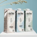 Dagi Bee Instagram - anzeige | Say HELLO to @owies_drink 🥛🌾🤍 Nach fast 2 Jahren Arbeit ist unser Haferdrink OWIES endlich erhältlich auf OWIES.de 🥹 In diesem Produkt steckt so viel Liebe & Arbeit drin .. und ihr seid auch ein SO großer Teil davon! Ihr habt nicht nur die finale Farbe für die ZERO Edition ausgewählt, sondern, 3 aus der Community haben sich mit Ihren Zeichnungen auf allen Sorten verewigen könne! 😍 @owies_drink ist UNSER gemeinsamer Haferdrink! 🤍 Ab sofort könnt ihr exklusiv OWIES im Bundle bestellen, ab November findet Ihr uns in Oberhausen CentrO im eigenen POP-UP Store - und ab 2024 auch im Einzelhandel. ✨ #owies #haferdrink #obviouslynotmilk