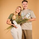 Dagi Bee Instagram - anzeige | Say HELLO to @owies_drink 🥛🌾🤍 Nach fast 2 Jahren Arbeit ist unser Haferdrink OWIES endlich erhältlich auf OWIES.de 🥹 In diesem Produkt steckt so viel Liebe & Arbeit drin .. und ihr seid auch ein SO großer Teil davon! Ihr habt nicht nur die finale Farbe für die ZERO Edition ausgewählt, sondern, 3 aus der Community haben sich mit Ihren Zeichnungen auf allen Sorten verewigen könne! 😍 @owies_drink ist UNSER gemeinsamer Haferdrink! 🤍 Ab sofort könnt ihr exklusiv OWIES im Bundle bestellen, ab November findet Ihr uns in Oberhausen CentrO im eigenen POP-UP Store - und ab 2024 auch im Einzelhandel. ✨ #owies #haferdrink #obviouslynotmilk