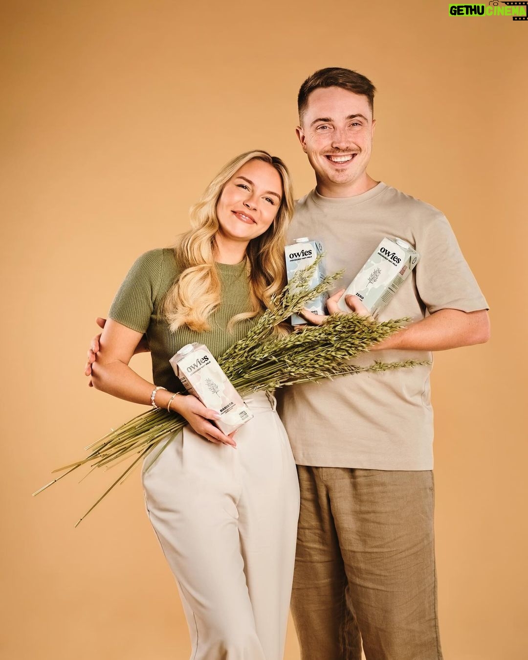 Dagi Bee Instagram - anzeige | Say HELLO to @owies_drink 🥛🌾🤍 Nach fast 2 Jahren Arbeit ist unser Haferdrink OWIES endlich erhältlich auf OWIES.de 🥹 In diesem Produkt steckt so viel Liebe & Arbeit drin .. und ihr seid auch ein SO großer Teil davon! Ihr habt nicht nur die finale Farbe für die ZERO Edition ausgewählt, sondern, 3 aus der Community haben sich mit Ihren Zeichnungen auf allen Sorten verewigen könne! 😍 @owies_drink ist UNSER gemeinsamer Haferdrink! 🤍 Ab sofort könnt ihr exklusiv OWIES im Bundle bestellen, ab November findet Ihr uns in Oberhausen CentrO im eigenen POP-UP Store - und ab 2024 auch im Einzelhandel. ✨ #owies #haferdrink #obviouslynotmilk