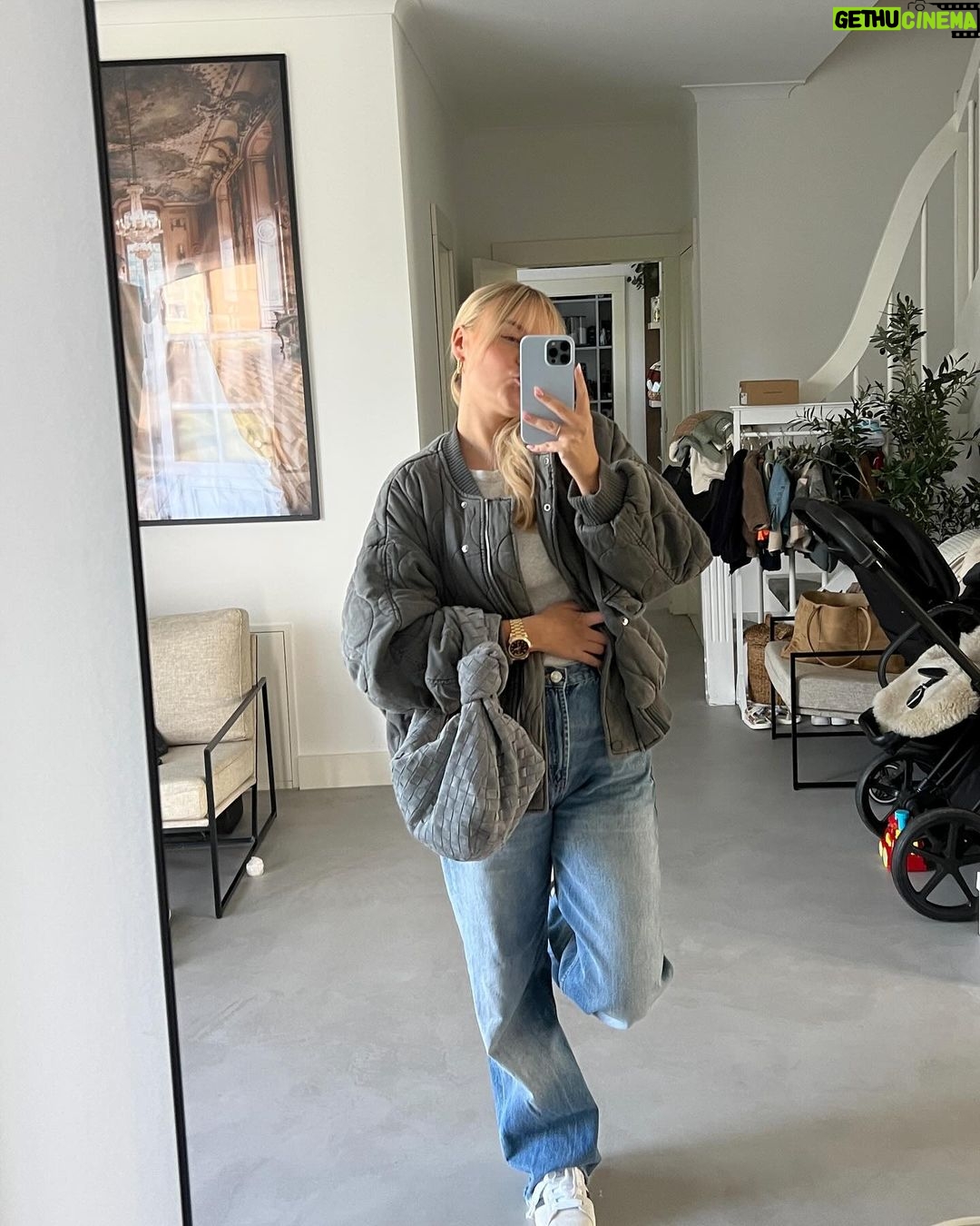 Dagi Bee Instagram - life lately 🌿 #digitaldiary Foto 1 : Artischoken Love 💚 ( ja ich kann euch bald mal ein Tutorial machen wie man die isst 😭🙈 ) Foto 2 : Nelio liebt Fußball spielen ⚽️ Foto 3 : Kleiner @owies_drink Spoiler 🤭 Foto 4 : random Outfit Check Foto 5 : Sonnenuntergänge im Herbst <333 Foto 6 : meine Haut ist aktuell sehr dankbar ✨ Foto 7 : neli‘s breakkiiiii Foto 8 : Augenpads und ich 🤝🏼 Foto 9 : @diego.fossa hat mich wieder hübsch gemacht Foto 10 : Selfie vom 🥛 Shooting
