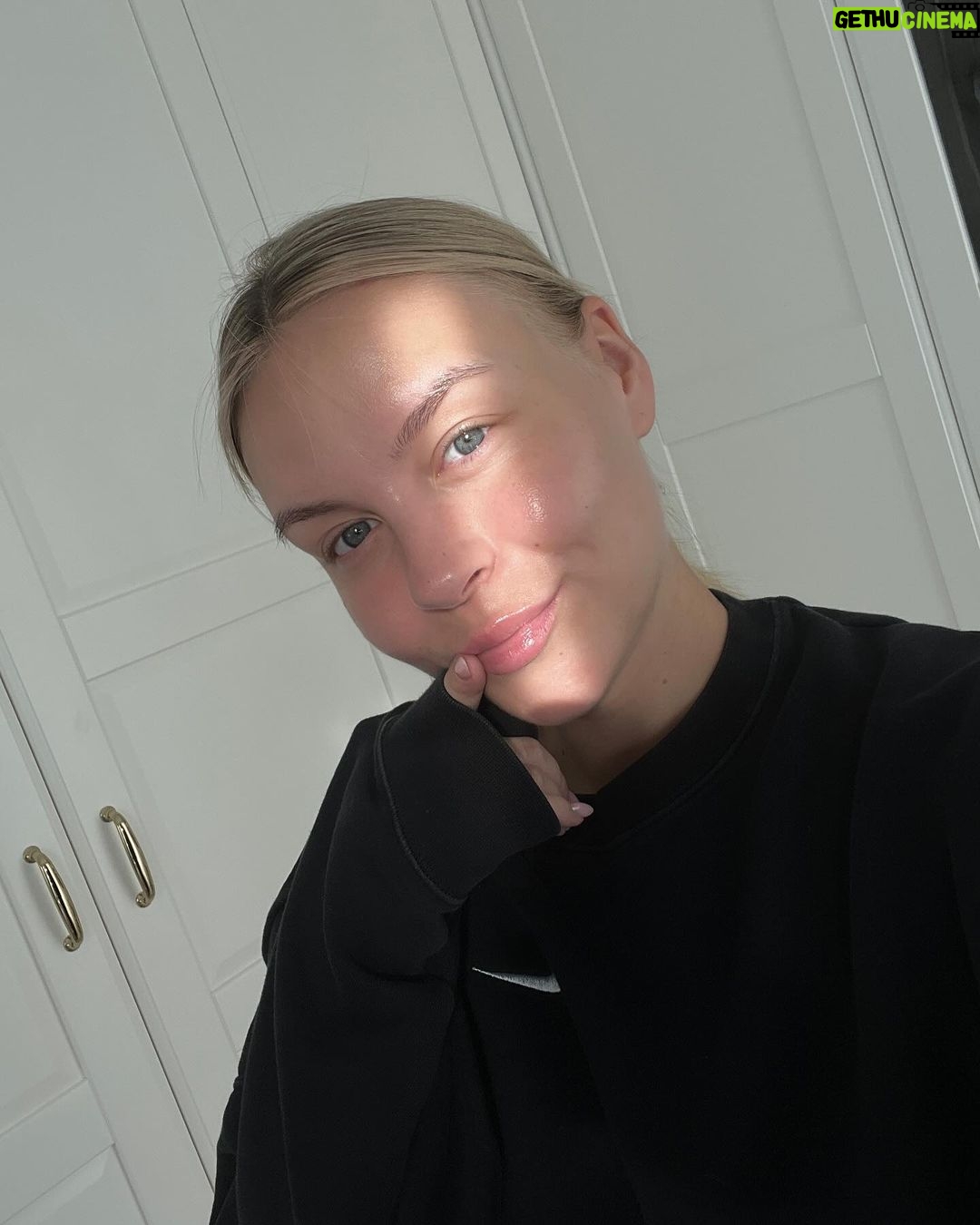 Dagi Bee Instagram - life lately 🌿 #digitaldiary Foto 1 : Artischoken Love 💚 ( ja ich kann euch bald mal ein Tutorial machen wie man die isst 😭🙈 ) Foto 2 : Nelio liebt Fußball spielen ⚽️ Foto 3 : Kleiner @owies_drink Spoiler 🤭 Foto 4 : random Outfit Check Foto 5 : Sonnenuntergänge im Herbst <333 Foto 6 : meine Haut ist aktuell sehr dankbar ✨ Foto 7 : neli‘s breakkiiiii Foto 8 : Augenpads und ich 🤝🏼 Foto 9 : @diego.fossa hat mich wieder hübsch gemacht Foto 10 : Selfie vom 🥛 Shooting