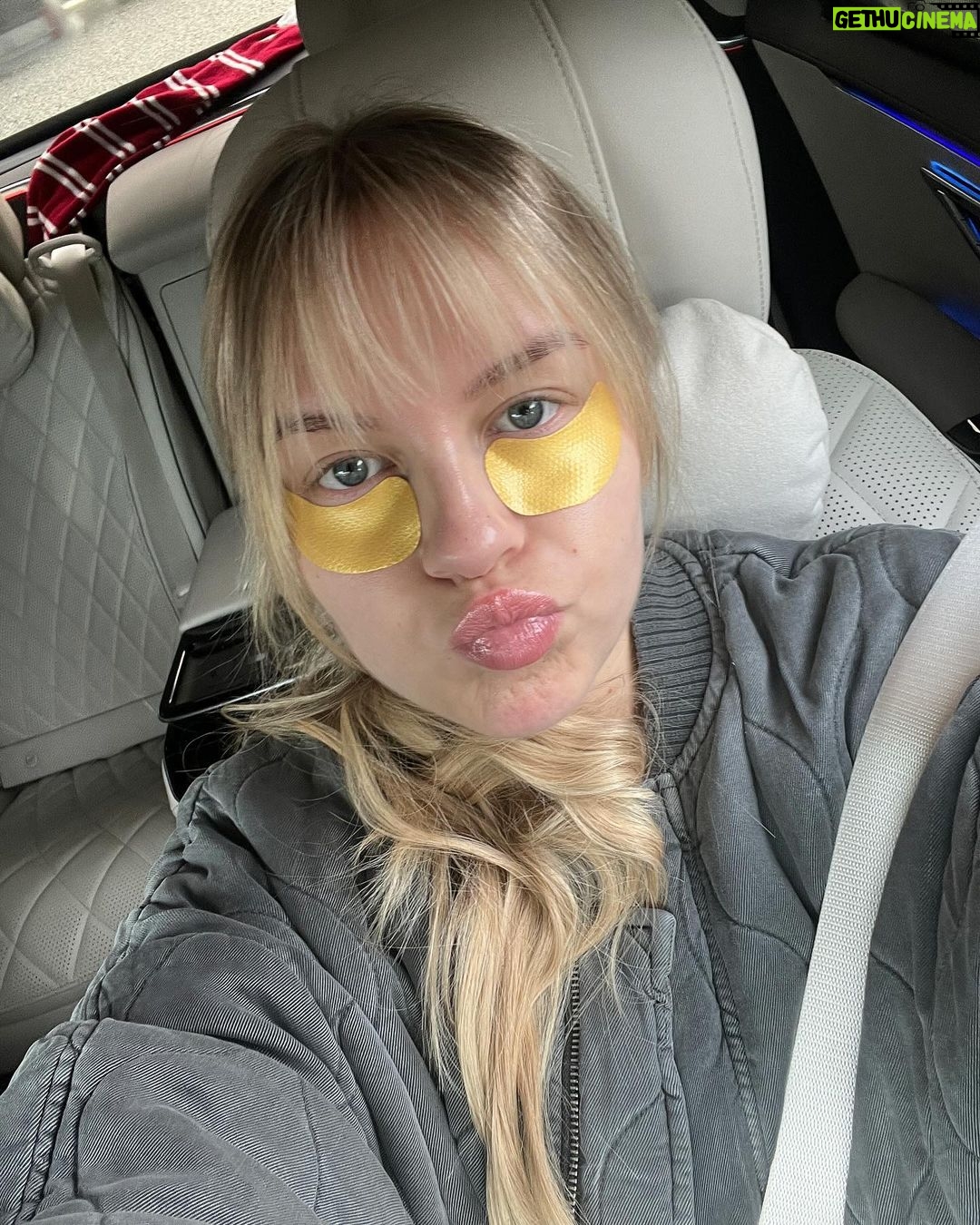Dagi Bee Instagram - life lately 🌿 #digitaldiary Foto 1 : Artischoken Love 💚 ( ja ich kann euch bald mal ein Tutorial machen wie man die isst 😭🙈 ) Foto 2 : Nelio liebt Fußball spielen ⚽️ Foto 3 : Kleiner @owies_drink Spoiler 🤭 Foto 4 : random Outfit Check Foto 5 : Sonnenuntergänge im Herbst <333 Foto 6 : meine Haut ist aktuell sehr dankbar ✨ Foto 7 : neli‘s breakkiiiii Foto 8 : Augenpads und ich 🤝🏼 Foto 9 : @diego.fossa hat mich wieder hübsch gemacht Foto 10 : Selfie vom 🥛 Shooting