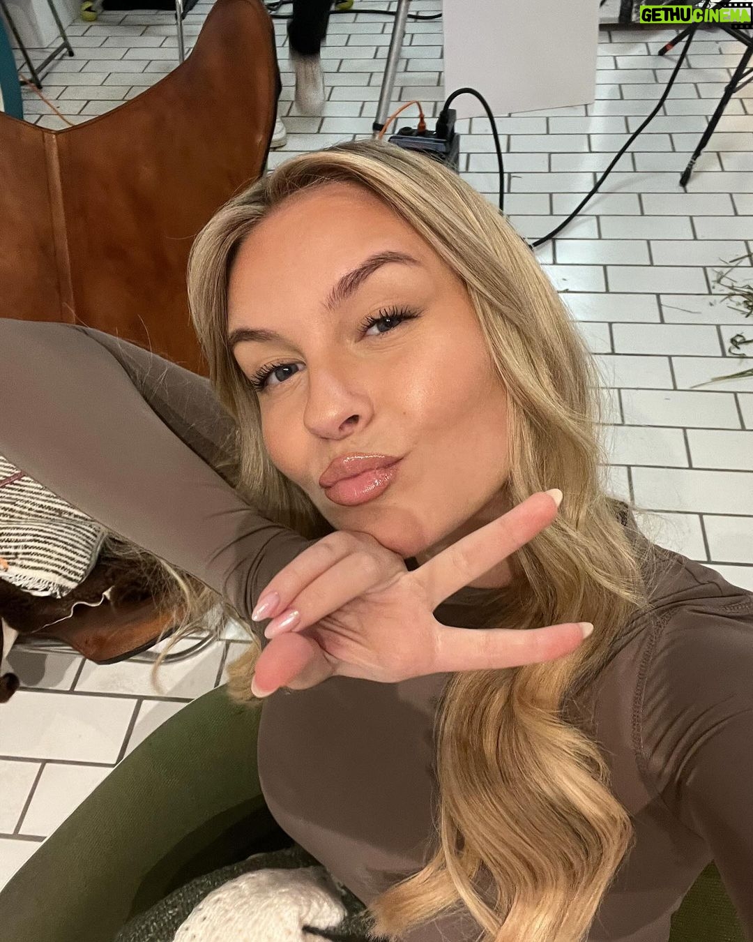 Dagi Bee Instagram - life lately 🌿 #digitaldiary Foto 1 : Artischoken Love 💚 ( ja ich kann euch bald mal ein Tutorial machen wie man die isst 😭🙈 ) Foto 2 : Nelio liebt Fußball spielen ⚽️ Foto 3 : Kleiner @owies_drink Spoiler 🤭 Foto 4 : random Outfit Check Foto 5 : Sonnenuntergänge im Herbst <333 Foto 6 : meine Haut ist aktuell sehr dankbar ✨ Foto 7 : neli‘s breakkiiiii Foto 8 : Augenpads und ich 🤝🏼 Foto 9 : @diego.fossa hat mich wieder hübsch gemacht Foto 10 : Selfie vom 🥛 Shooting