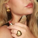 Dagi Bee Instagram - werbung | „Lipstick can‘t solve all problems, but it is a really good start.“ 💄✨ Heute steht einiges an: Wie ihr wisst, geht es bei der Hafermilch in die finale Planung für den bevorstehenden Launch 🥹, Zula geht es derzeit auch nicht so gut und benötigt besonders viele Kuscheleinheiten 🫶🏼 und noch so vieles mehr. Um meinen Alltag zu meistern und ganz nebenbei etwas schöner zu machen, trage ich heute den ROUGE G von @Guerlain in der Farbe NO.8 . 💋 Mit meinem Code : DAGIXGUERLAIN bekommst du zum Kauf von einem ROUGE G Refill und CASE in Kombination, ein stilvolles Kosmetiktäschchen von #GUERLAIN geschenkt ✨bei Guerlain.vom shoppen ✨ Was steht bei dir heute noch an? 🤍
