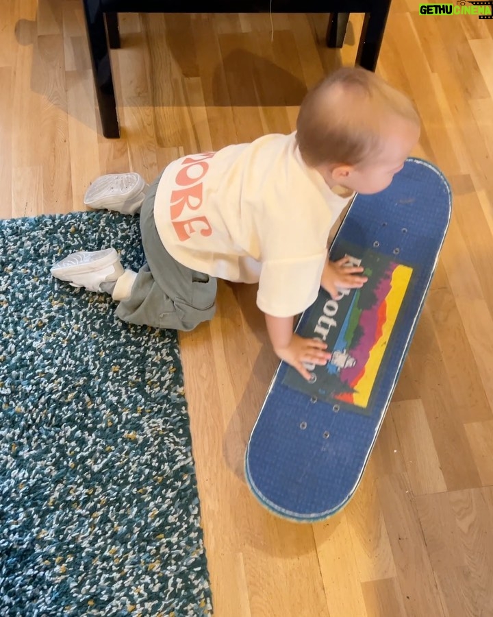 Dagi Bee Instagram - About last week #35 : Foto 1 : Die letzten Vorbereitungen für unseren Haferdrink launch laufen & könnte schreien vor Aufregung!!!!! 😭 Freut Ihr euch auch schon so ? 🥛🌾 Video 2 : Neli hat Skateboards für sich entdeckt 🛹 Foto 3 : Mein GO TO Starbies Drink von Daiiiiiii Foto 4 : Car selfies 4life Video 5 : Nelios erster Besuch beim Friseur - @diego.fossa Foto 6 : spoiled myself with my pre birthday presents ✨ Foto 7 : @23hours x @bmg_gsa x @liaze53 signing Video 8 : Haben Papi im Studio besucht Foto 9 : Berlin <33 Video 10 : ✈️☁️