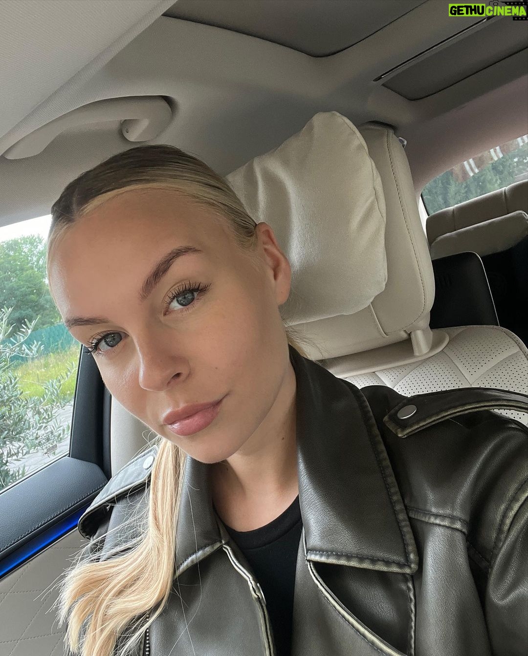 Dagi Bee Instagram - About last week #35 : Foto 1 : Die letzten Vorbereitungen für unseren Haferdrink launch laufen & könnte schreien vor Aufregung!!!!! 😭 Freut Ihr euch auch schon so ? 🥛🌾 Video 2 : Neli hat Skateboards für sich entdeckt 🛹 Foto 3 : Mein GO TO Starbies Drink von Daiiiiiii Foto 4 : Car selfies 4life Video 5 : Nelios erster Besuch beim Friseur - @diego.fossa Foto 6 : spoiled myself with my pre birthday presents ✨ Foto 7 : @23hours x @bmg_gsa x @liaze53 signing Video 8 : Haben Papi im Studio besucht Foto 9 : Berlin <33 Video 10 : ✈️☁️