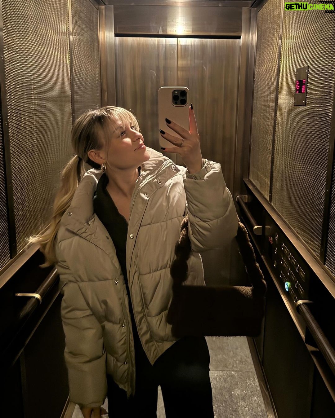 Dagi Bee Instagram - attachment : 10 images ✨ Weekly recap #48 Foto 1 : Aufzugselfies will never stop 🙅🏼♀️ Foto 2 : New nailssss who dis Foto 3 : New nailssss who dis 2.0 Foto 4 : Neues brumm brumm ( würde Nelio sagen ) 🥹 Foto 5 : Berlin für 4 Tage ✨ Foto 6 : Hotel selfcare for mommy Foto 7 : Dinner for 3 🤌🏼 @dr.emi @about_sush Video 8 : 1Live 👑 bts 🥲 Foto 9 : After 1Live 👑 Aufzugselfie Foto 10 : the best time = Neli time 🥹