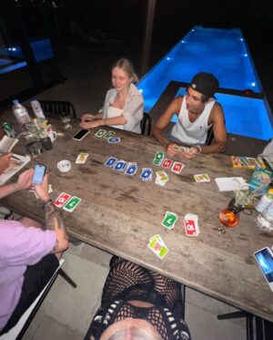 Dagi Bee Instagram - Last weeks camera roll #week29 ✨
Die 12 Tage in Kreta sind geflooooogen - wir hatten eine schöne entspannte Zeit mit unserer Familie 🤍 

Foto 1 : me in my natural habitat.
Foto 2 : skip-bo im Urlaub >>>🤌🏼
Foto 3 : bisschen überschätzt mit dem Drinks bestellen 🫠
Foto 4 : @zulathepom war schwimmen & hat dann besonders viel Abstand zum Pool genommen 
Foto 5 : Wir waren auf einer kleinen Farm & Nelio hat Hühner gesehen 🥹
Foto 6 : Souvenir Shop aesthetics 
Foto 7 : daddy & baby 🤍
( hatte noch 3 weitere, aber Instagram wollte einfach 4x das selbe Bild posten 🥲🥲🥲 )
