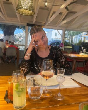 Dagi Bee Instagram - Last weeks camera roll #week29 ✨
Die 12 Tage in Kreta sind geflooooogen - wir hatten eine schöne entspannte Zeit mit unserer Familie 🤍 

Foto 1 : me in my natural habitat.
Foto 2 : skip-bo im Urlaub >>>🤌🏼
Foto 3 : bisschen überschätzt mit dem Drinks bestellen 🫠
Foto 4 : @zulathepom war schwimmen & hat dann besonders viel Abstand zum Pool genommen 
Foto 5 : Wir waren auf einer kleinen Farm & Nelio hat Hühner gesehen 🥹
Foto 6 : Souvenir Shop aesthetics 
Foto 7 : daddy & baby 🤍
( hatte noch 3 weitere, aber Instagram wollte einfach 4x das selbe Bild posten 🥲🥲🥲 )