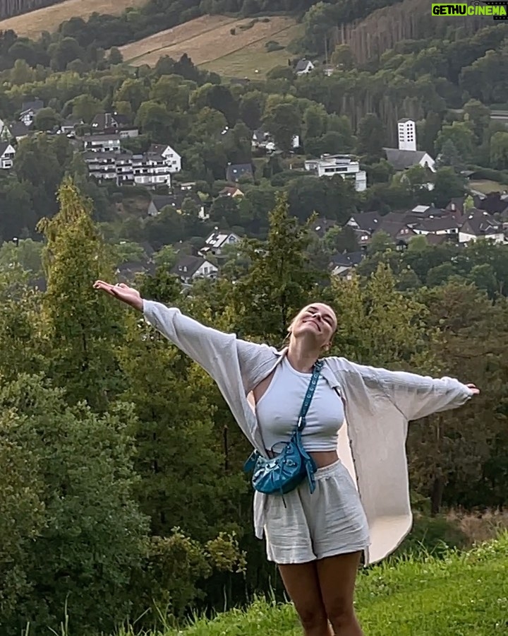 Dagi Bee Instagram - Nach unserem einwöchigen Ibiza Urlaub ging es in Woche 27 wieder darum 110% zu geben 💪🏼 ganz nach dem Motto „so much to do, so little time“ aber es war sehr erfolgreich & I’m happyyyy, dass wir alles geschafft haben ✨💕