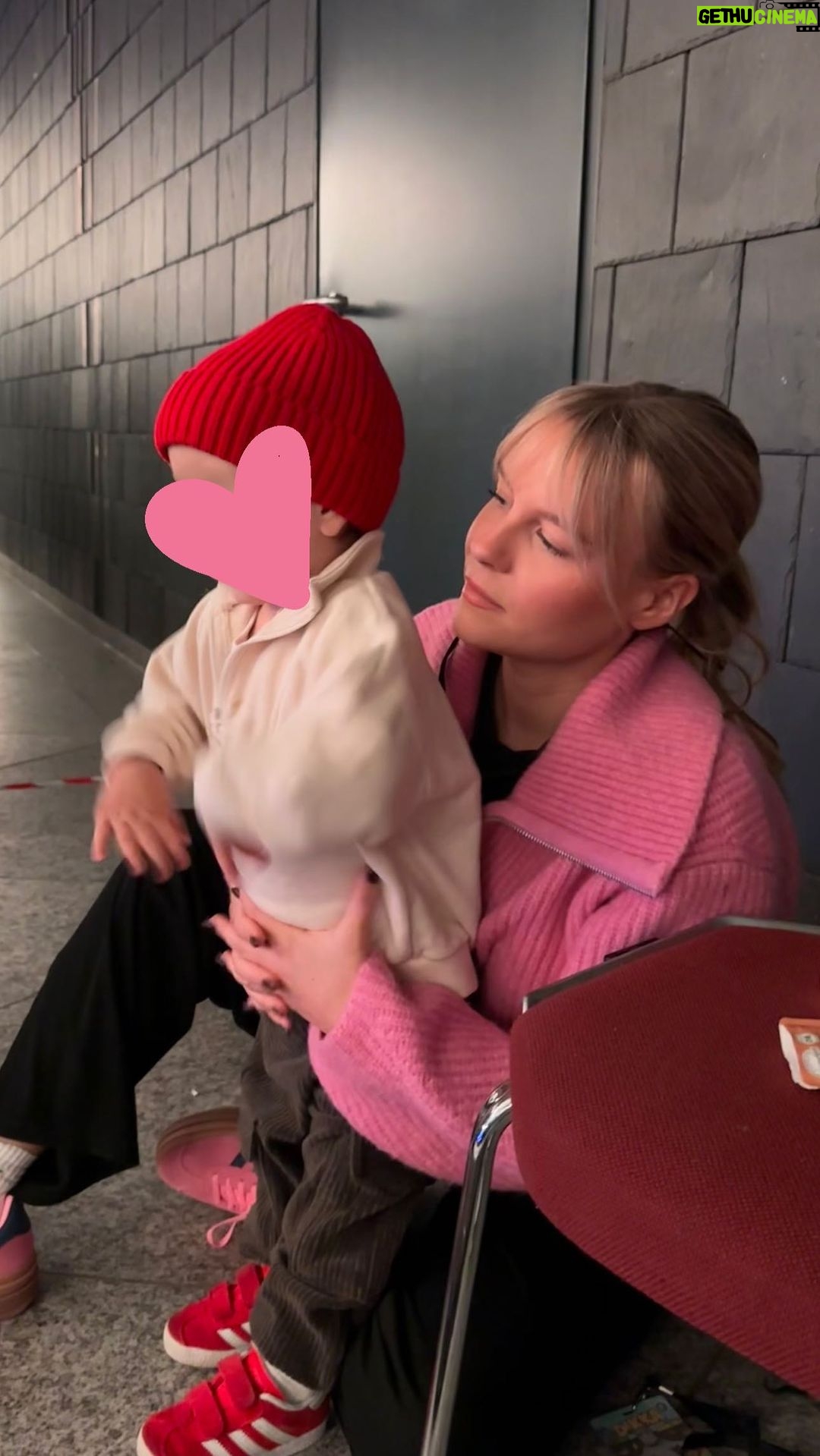 Dagi Bee Instagram - Weils so süß war, hier nochmal : Wir waren das erste mal auf einem Kinderkonzert ( von @hallo.dikka ) & Nelio hatte so viel Spaß dabei! 🥹 es war so süß!